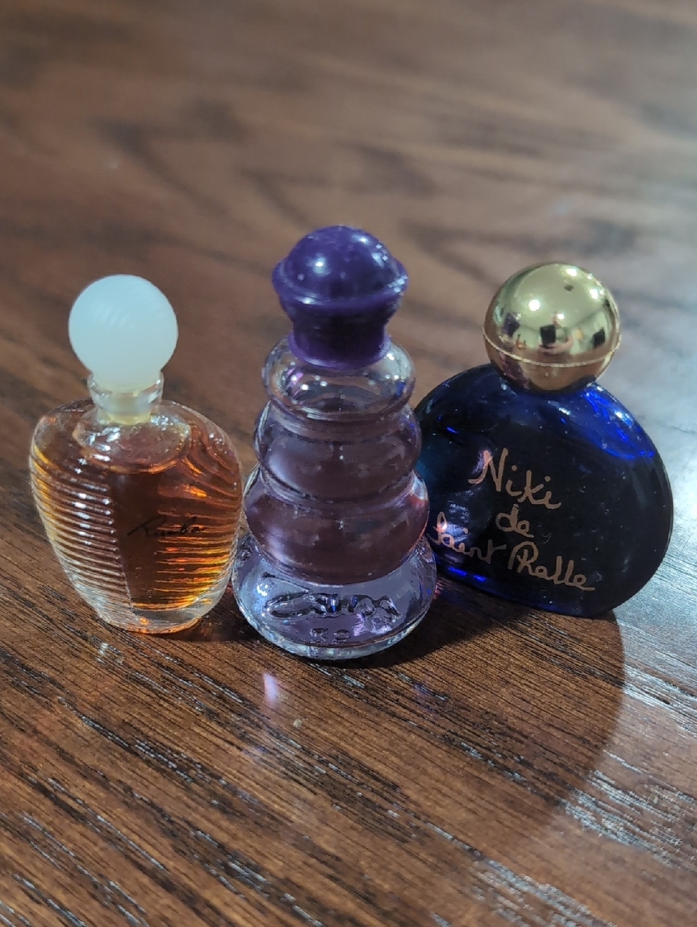Vintage 1980s set of 7 Mini Perfumes in Plastic Case. - Picture 9 of 14
